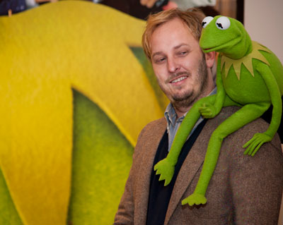 The-Muppets-director-James-Bobin-with-Kermit